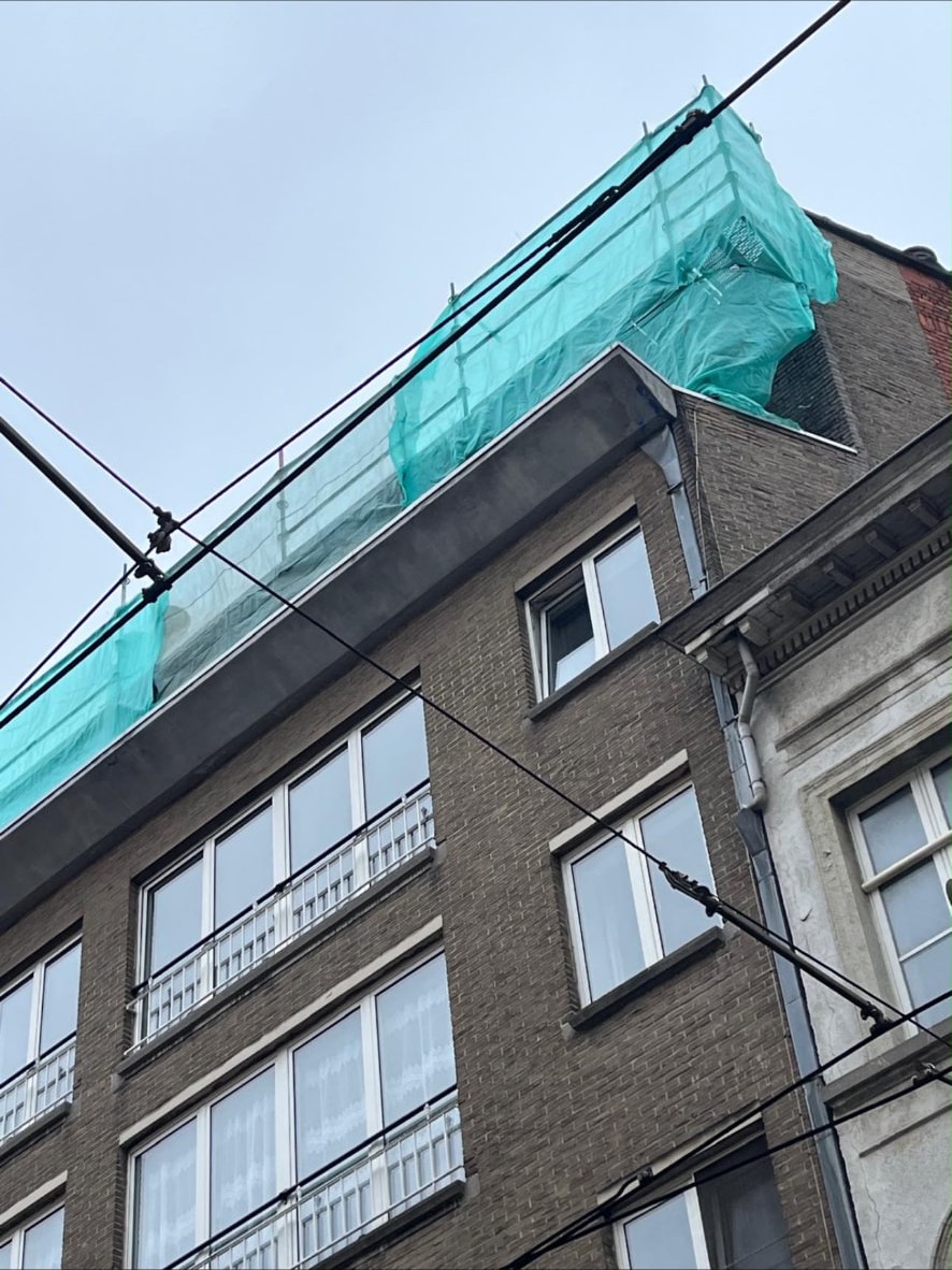 Stelling en veiligheidsnet aan de gevel
