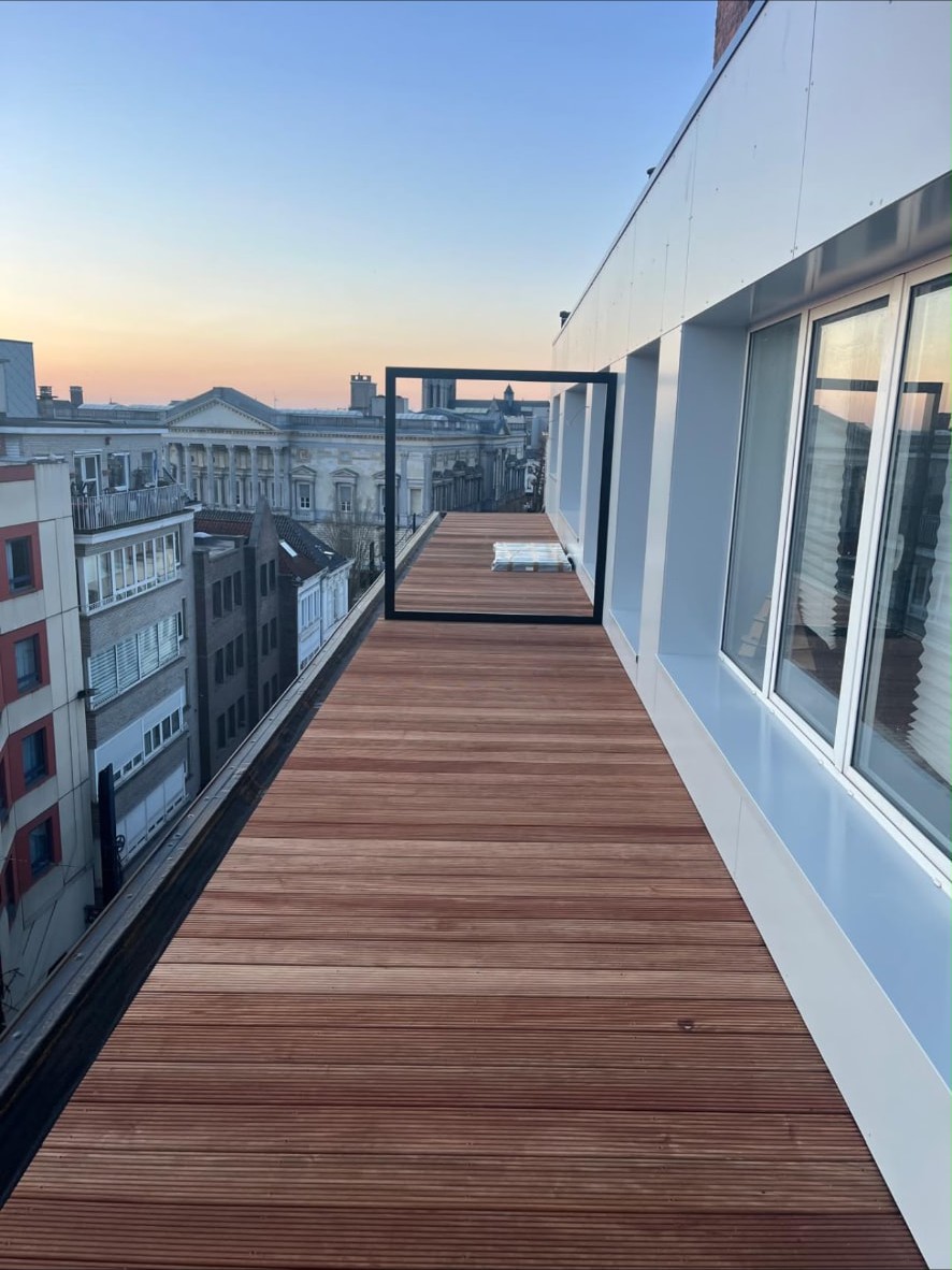 Nieuw terras in hardhout met stalen kader — schemering