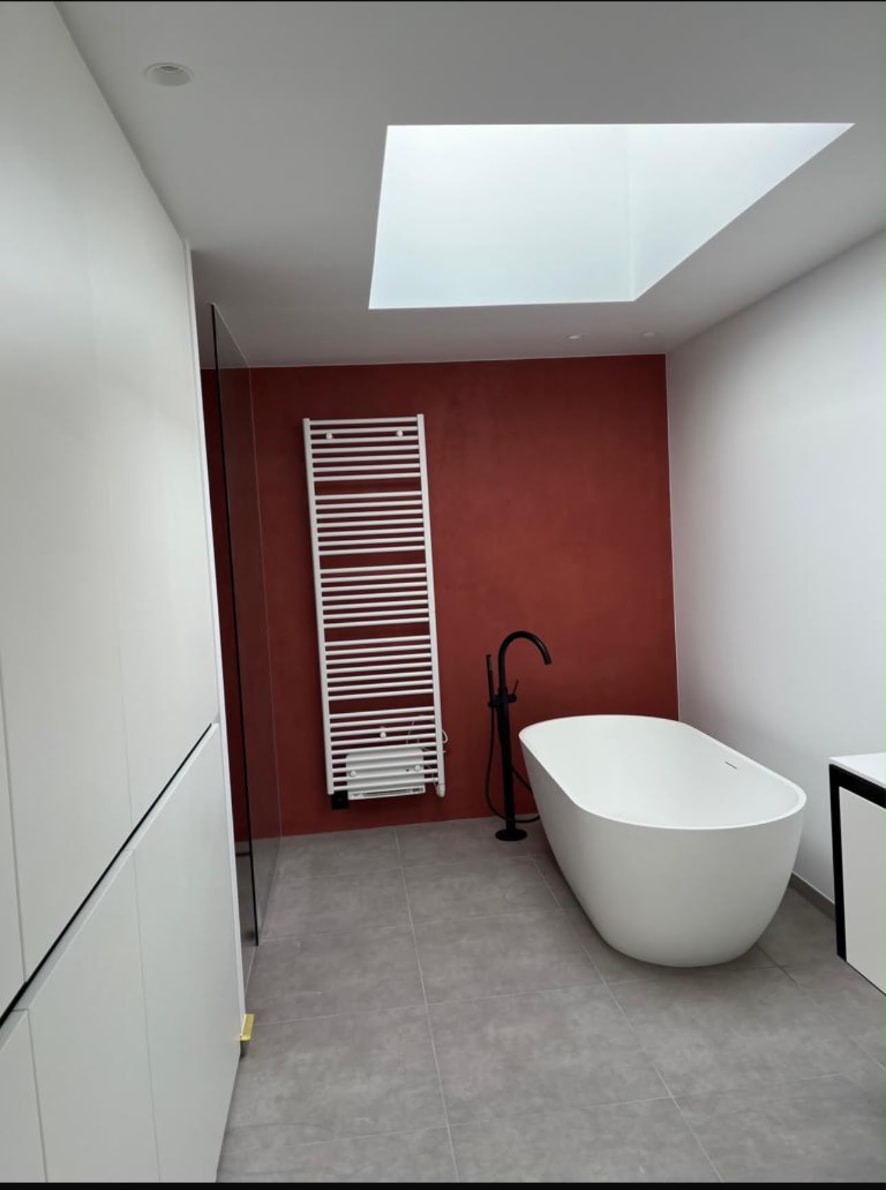 Badkamer met vrijstaand bad — Na